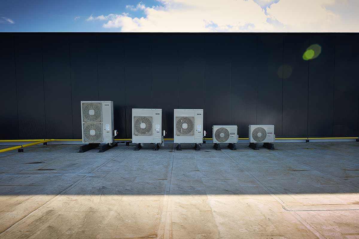 Industriële HVAC-installatie met commerciële koelsystemen en airconditioning units. Efficiënte koelinstallaties voor winkels, industrie en commerciële toepassingen.