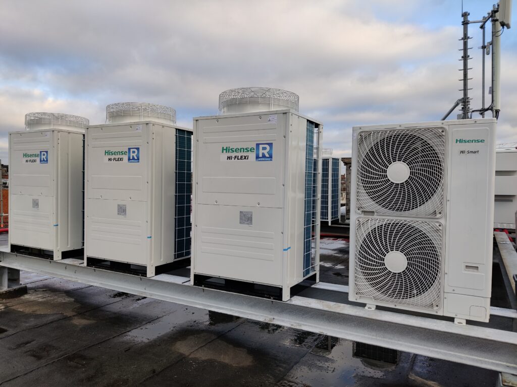 Lemcool installatie van energie-efficiënte Hisense koelinstallaties op een dak – geavanceerde klimaatbeheersing voor commerciële toepassingen.