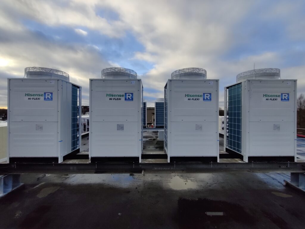 Lemcool installatie van Hisense Hi-FLEXI koelinstallaties op een dak – efficiënte en duurzame klimaatbeheersing voor commerciële gebouwen.