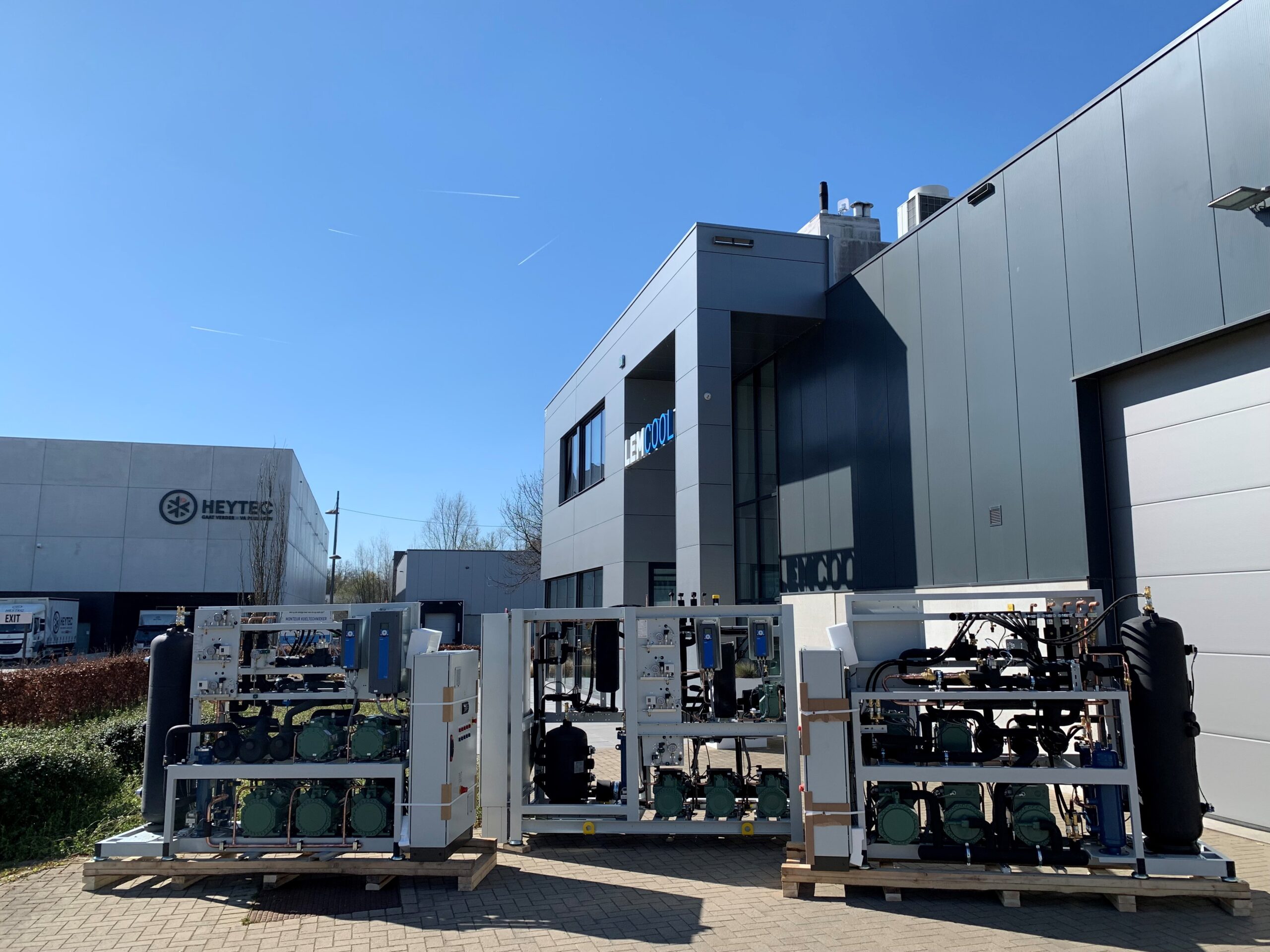 CO₂-koelinstallatie voor industriële en commerciële toepassingen, geplaatst voor het hoofdkantoor van Lemcool, specialist in milieubewuste koeltechniek.
