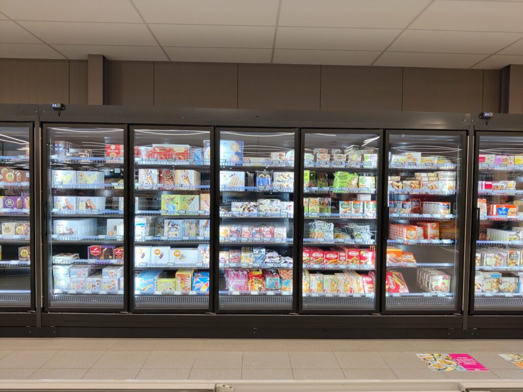 Commerciële koelinstallatie met diepvriesvitrines in supermarkt, professioneel geplaatst door Lemcool