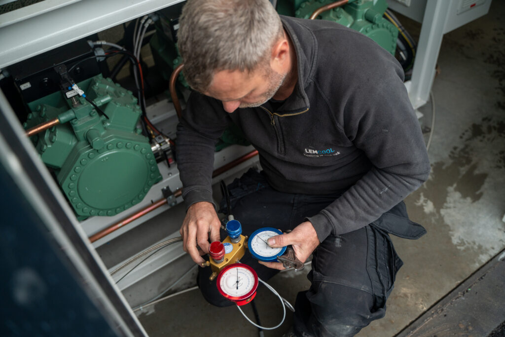 Koeltechnieker van Lemcool voert druktest uit op een industriële koelinstallatie