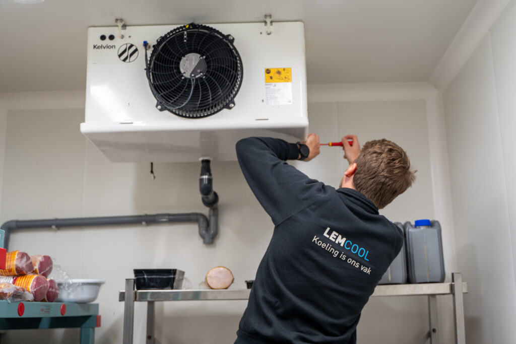 Koeltechnieker van Lemcool voert onderhoud uit aan een industriële koelinstallatie in een koelcel