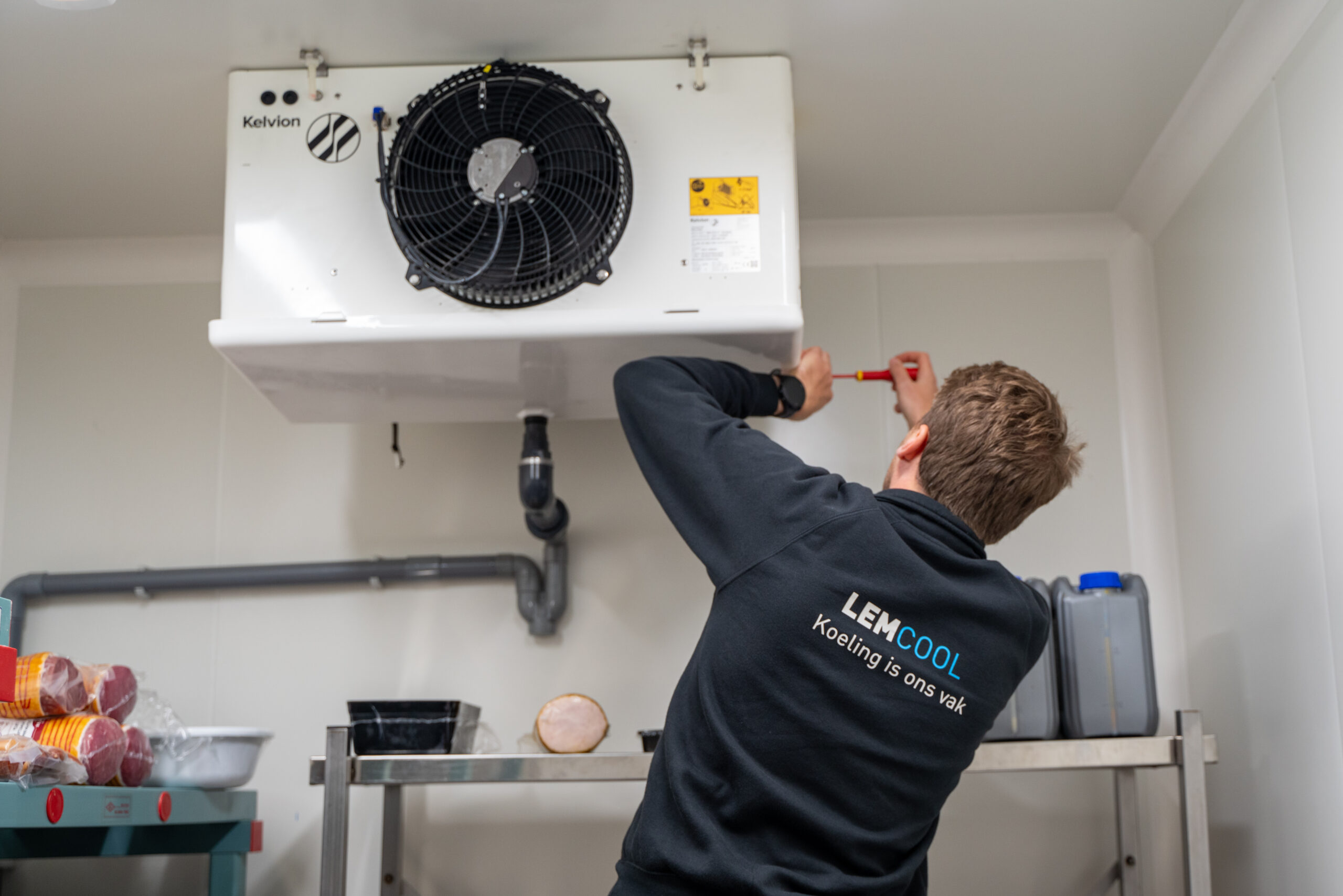 Koeltechnieker van Lemcool voert onderhoud uit aan een industriële koelinstallatie in een koelcel