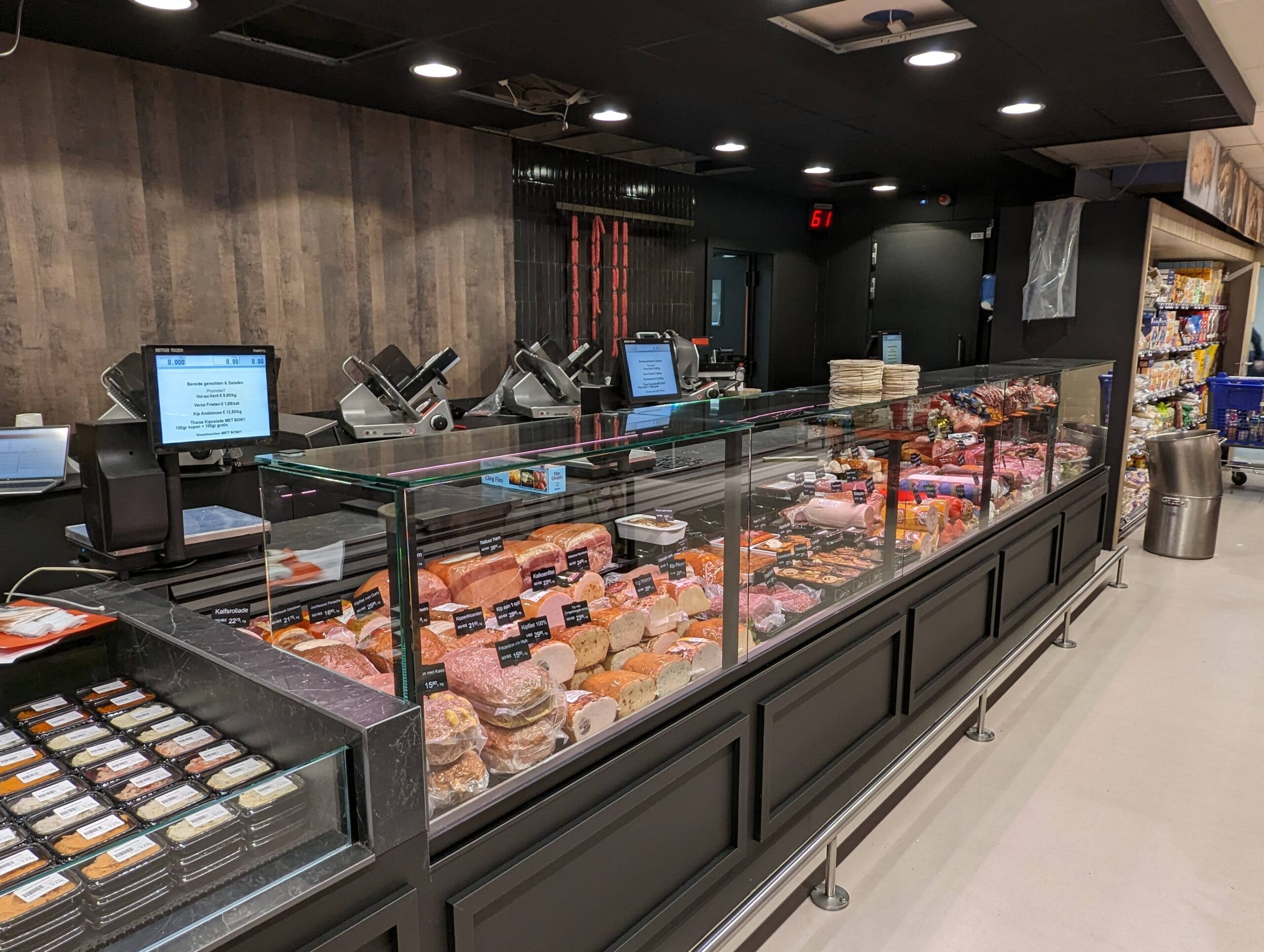 Gekoelde toonbank voor kaas en vleeswaren in een delicatessenwinkel, geïnstalleerd door Lemcool