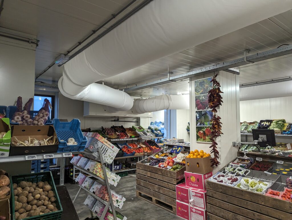 Koelinstallatie in een groentewinkel met gekoelde opslag en verse producten, geïnstalleerd door Lemcool