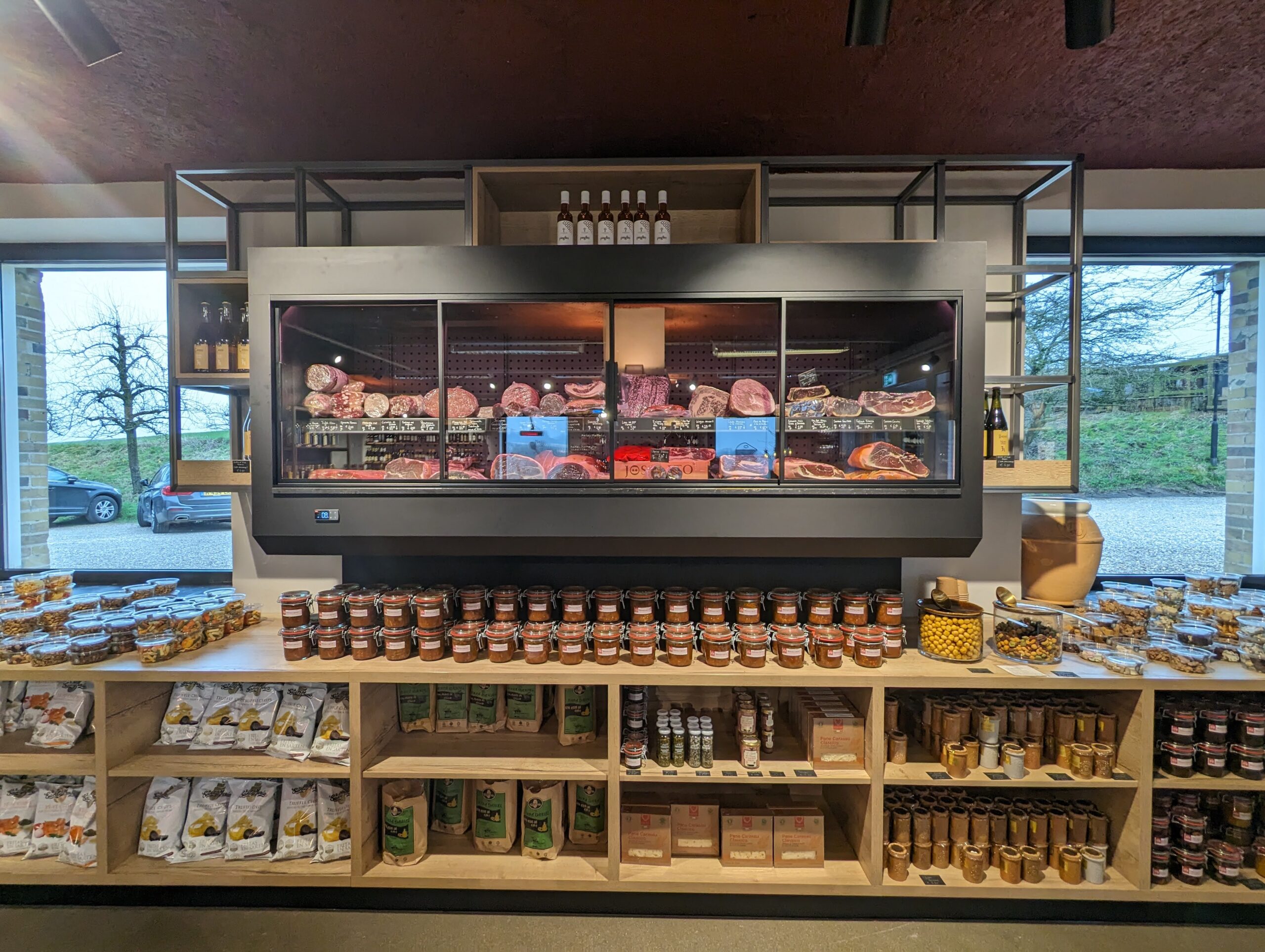 Koelinstallatie voor retailproducten, inclusief displays van jams en andere producten, geïnstalleerd door Lemcool