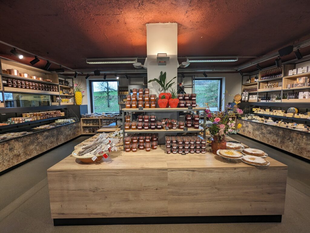 Koelinstallatie voor retailproducten, inclusief displays van jams en andere producten, geïnstalleerd door Lemcool